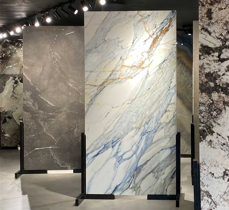Ausstellung grossformatiger Platten in verschiedenen Steinoptiken