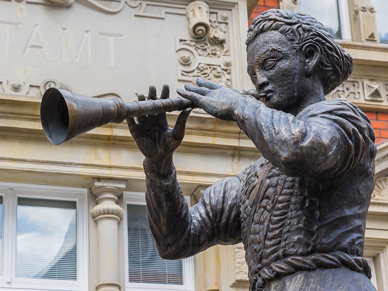 pied piper statue in hamelin