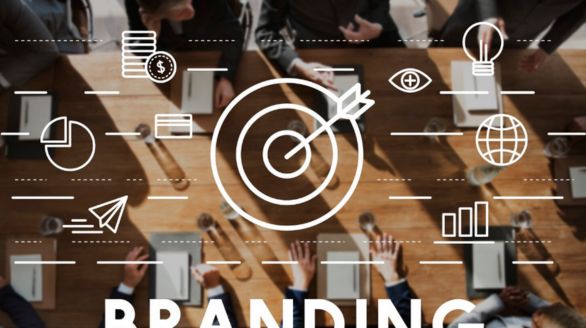 Branding : processus de création d'une identité de marque, illustrant l'importance de l'image et de la perception.