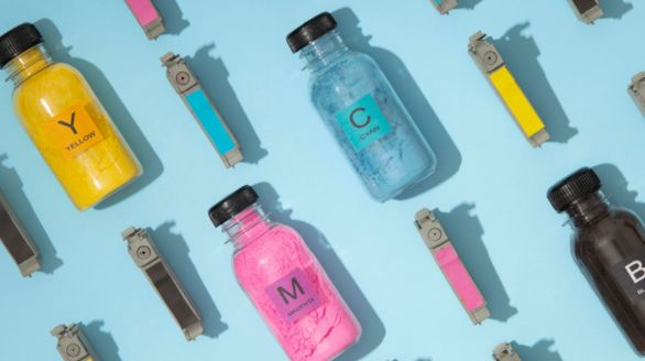 Une collection de bouteilles d'encre sur un fond bleu.