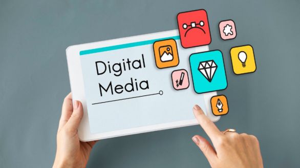 Médias numériques et réseaux sociaux illustrés par des icônes et des appareils connectés.