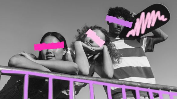 Trois personnes avec des planches à roulettes sur une rampe, prêtes à faire des figures.