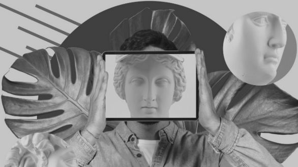 Un homme tient une tablette affichant un visage.