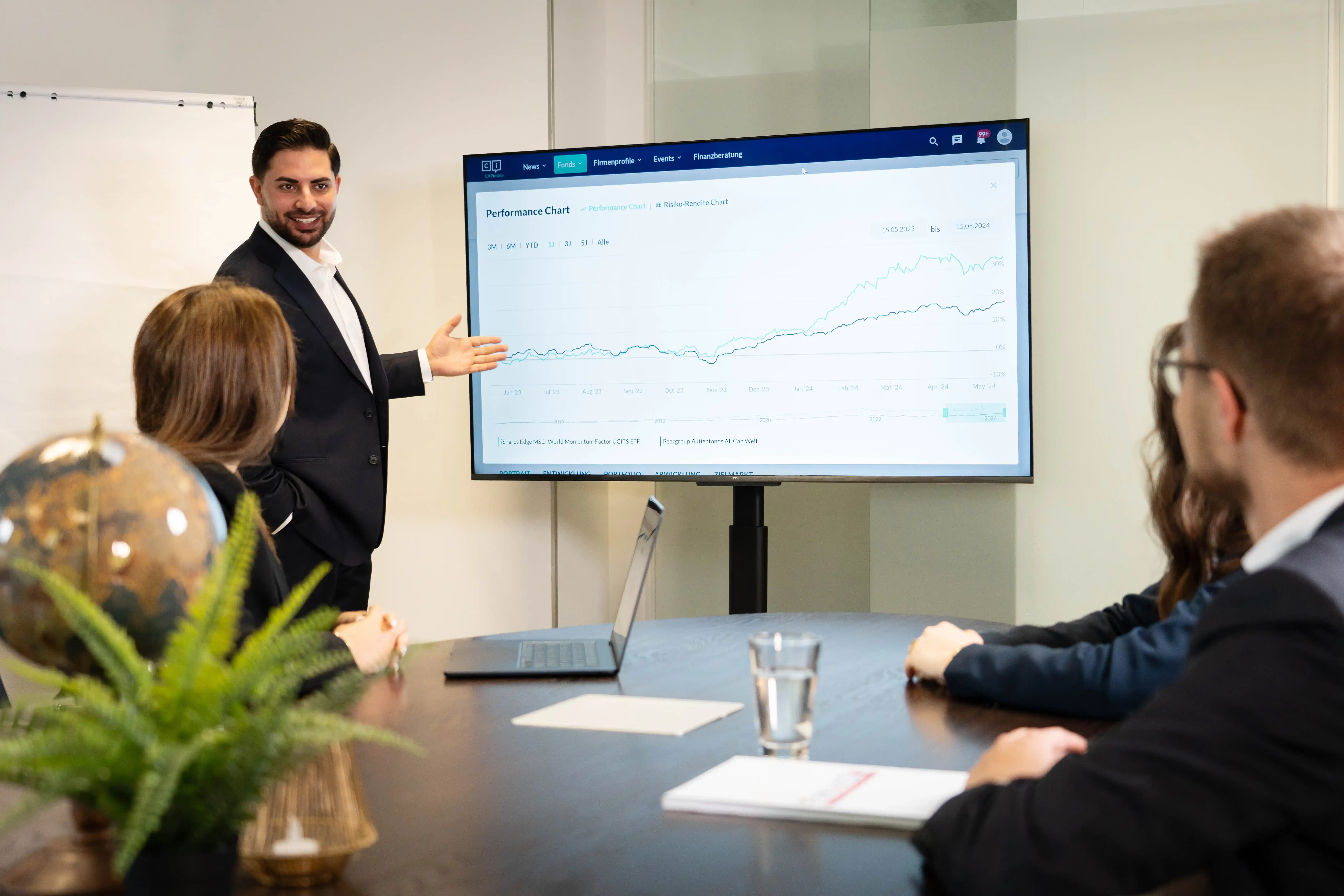 Nasim Birawi stellt seinen Kunden einen Performance-Chart auf einem Whiteboard vor.
