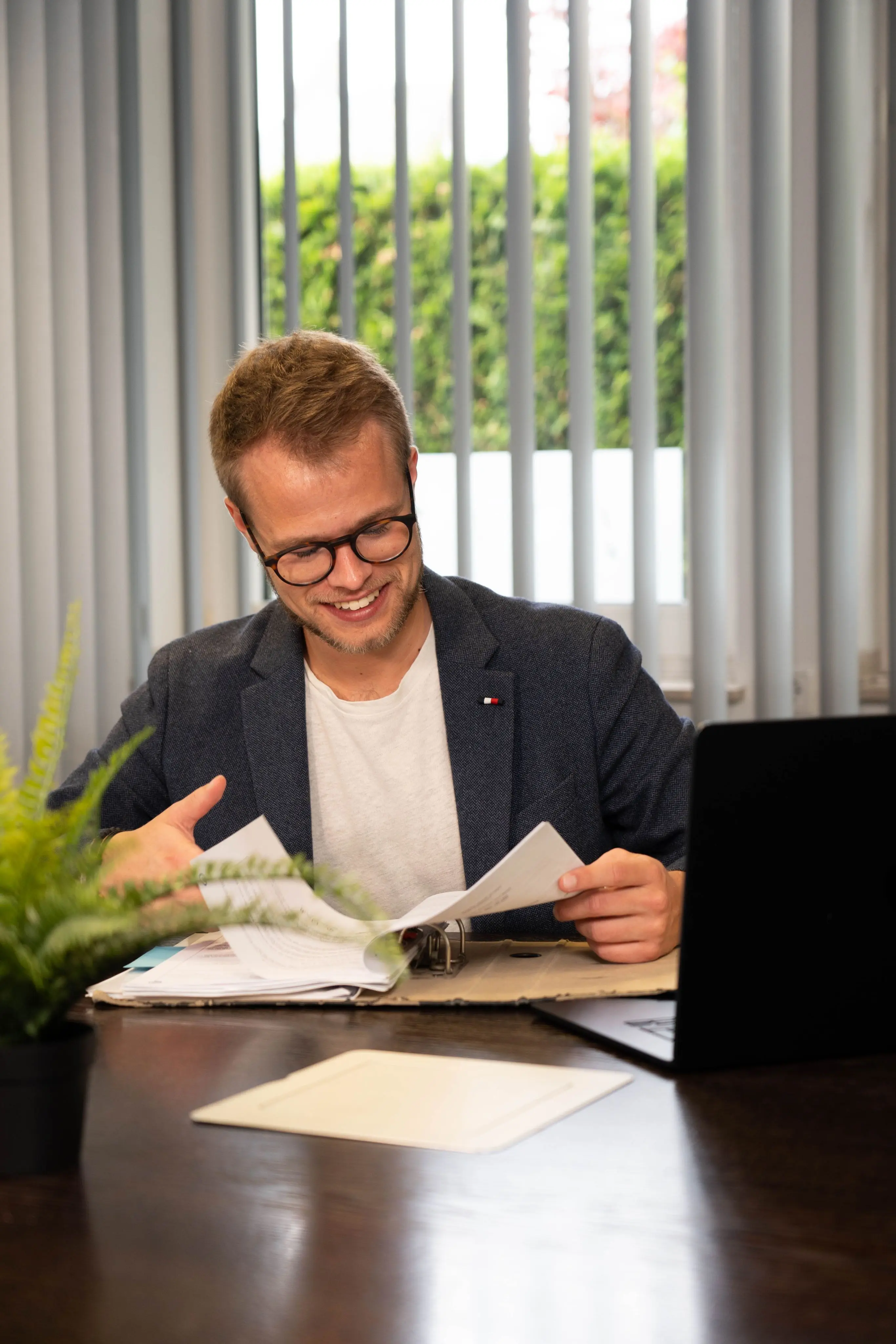 Tim Einck bei der Kundenberatung zu Immobilieninvestitionen – Expertenrat für den Immobilienmarkt.