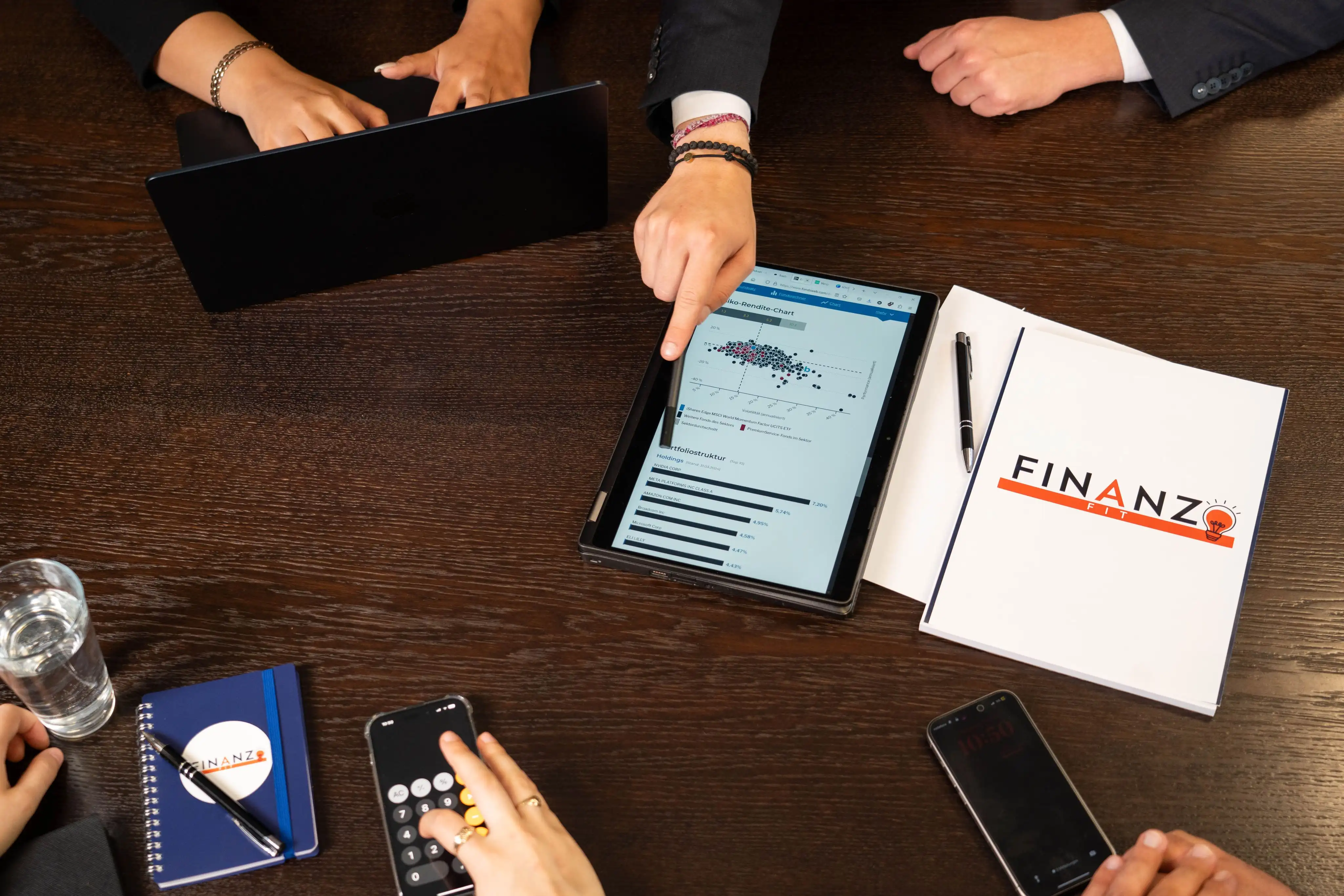 Auf einem Tablet wird eine Grafik gezeigt, die Teil von einer Präsentation ist.