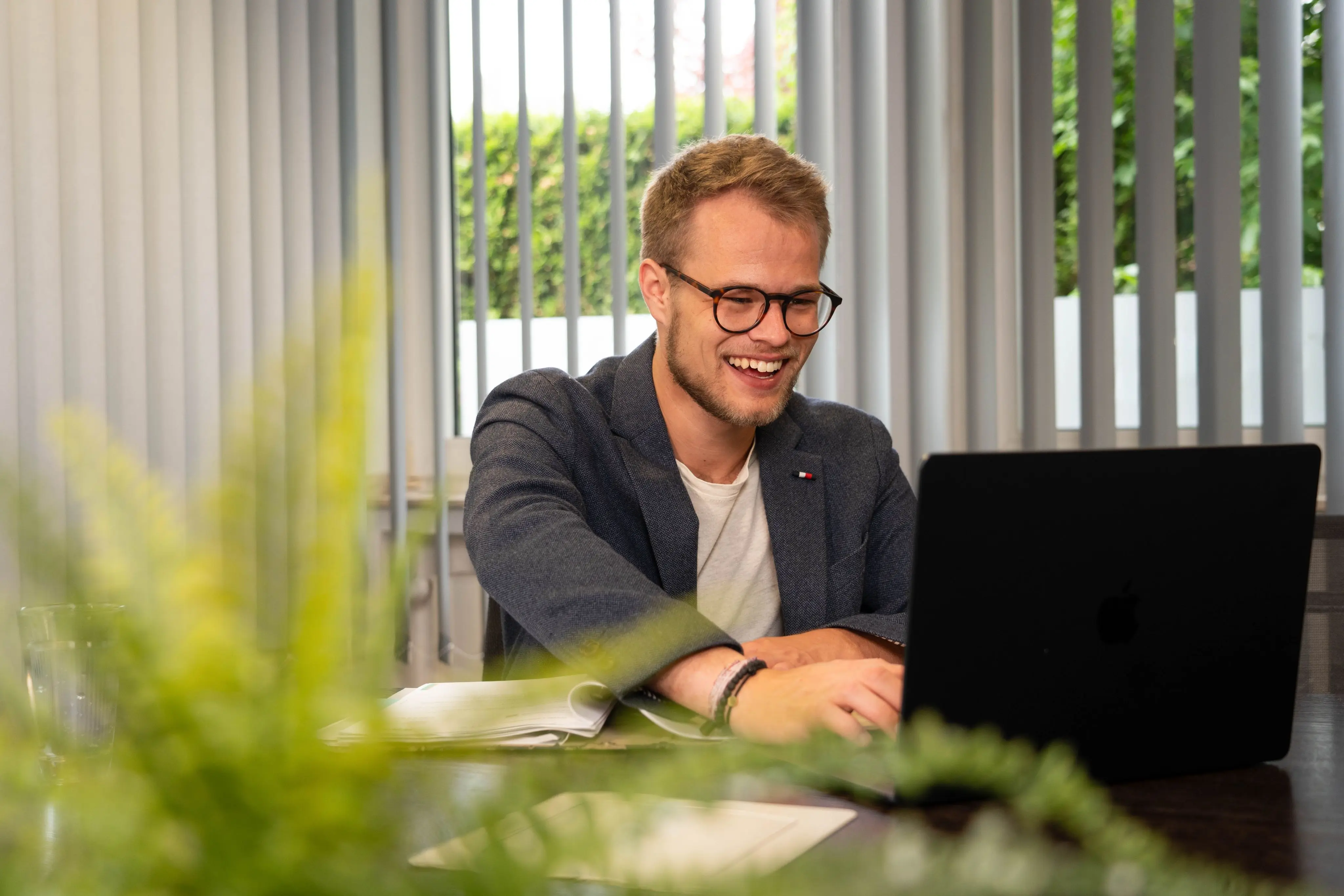 Tim Einck bei der Kundenberatung zu Immobilieninvestitionen – Expertenrat für den Immobilienmarkt.