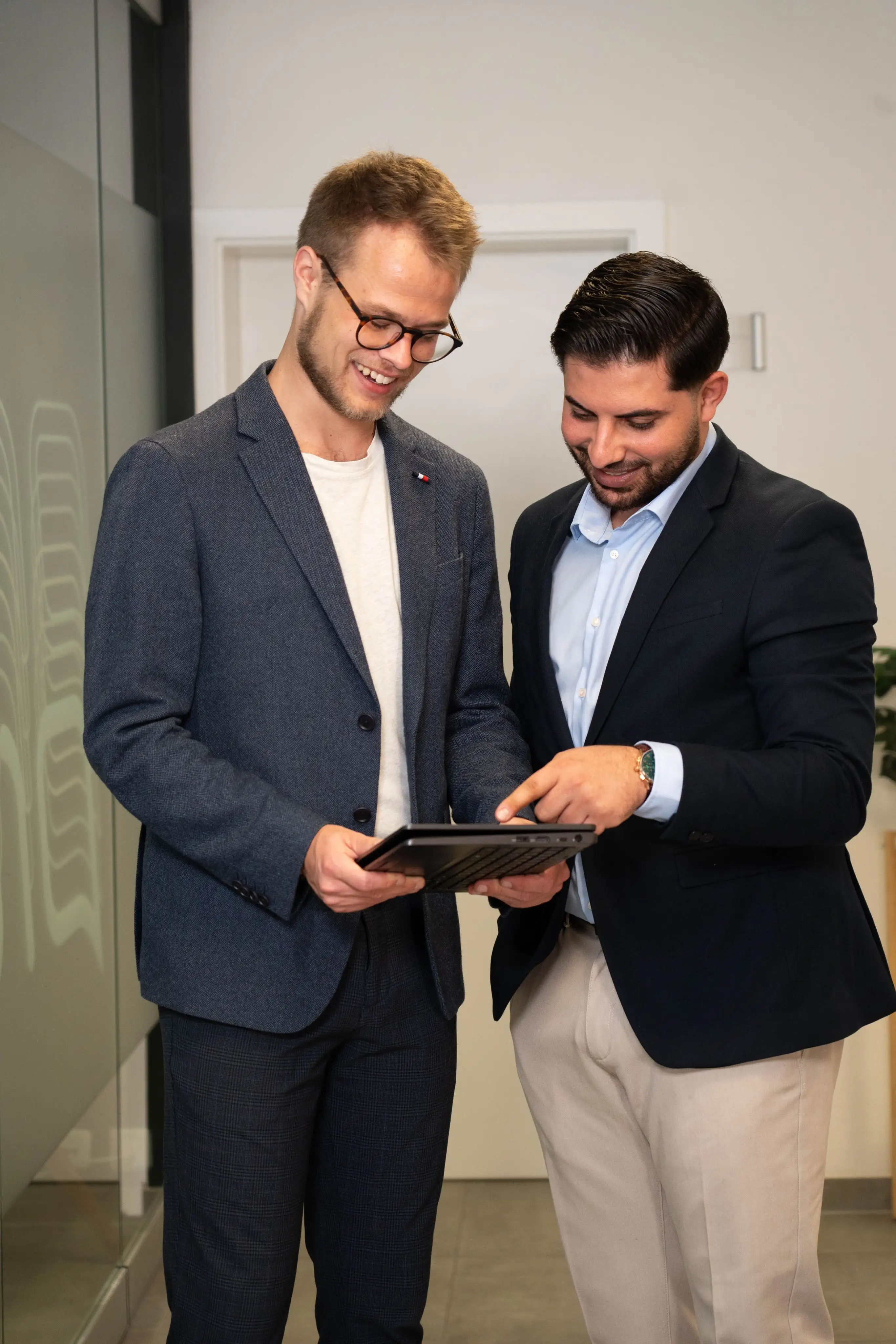 Tim Einck und Nasim Birawi in einer strategischen Finanzbesprechung.