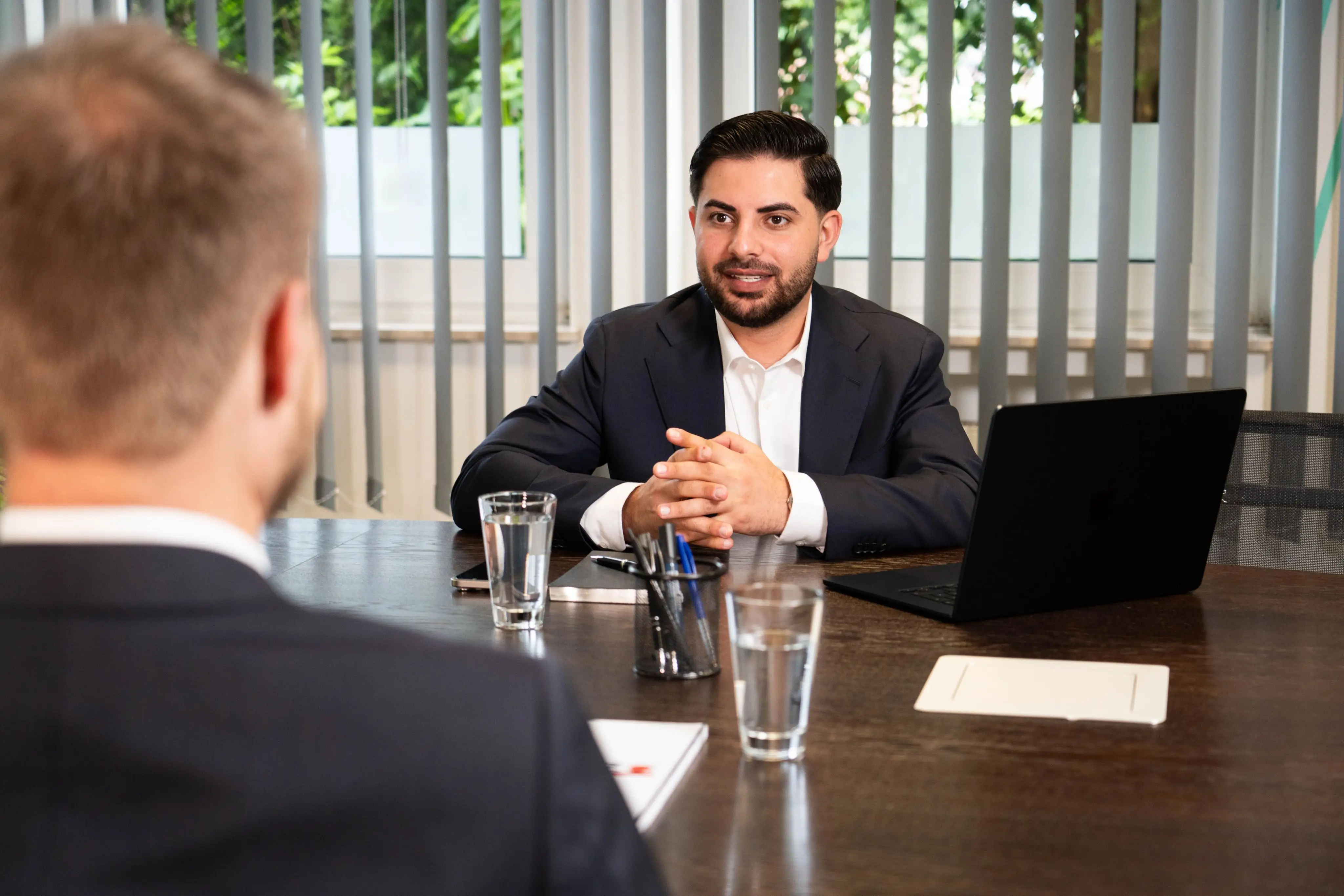 Nasim Birawi analysiert Investmentstrategien für langfristige finanzielle Sicherheit.