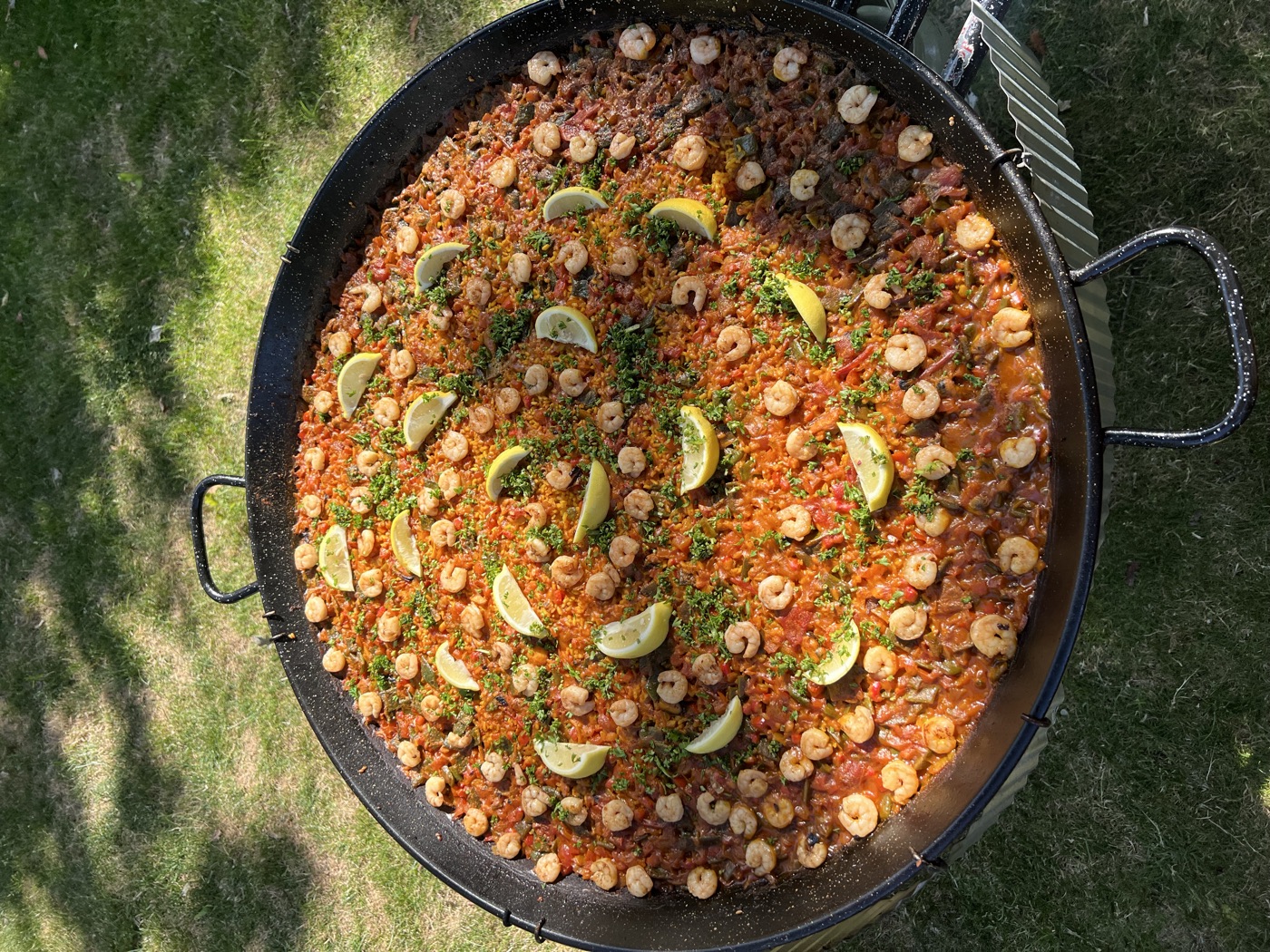 Paella met garnalen en citroen in een spiraal op een personeelsfeest