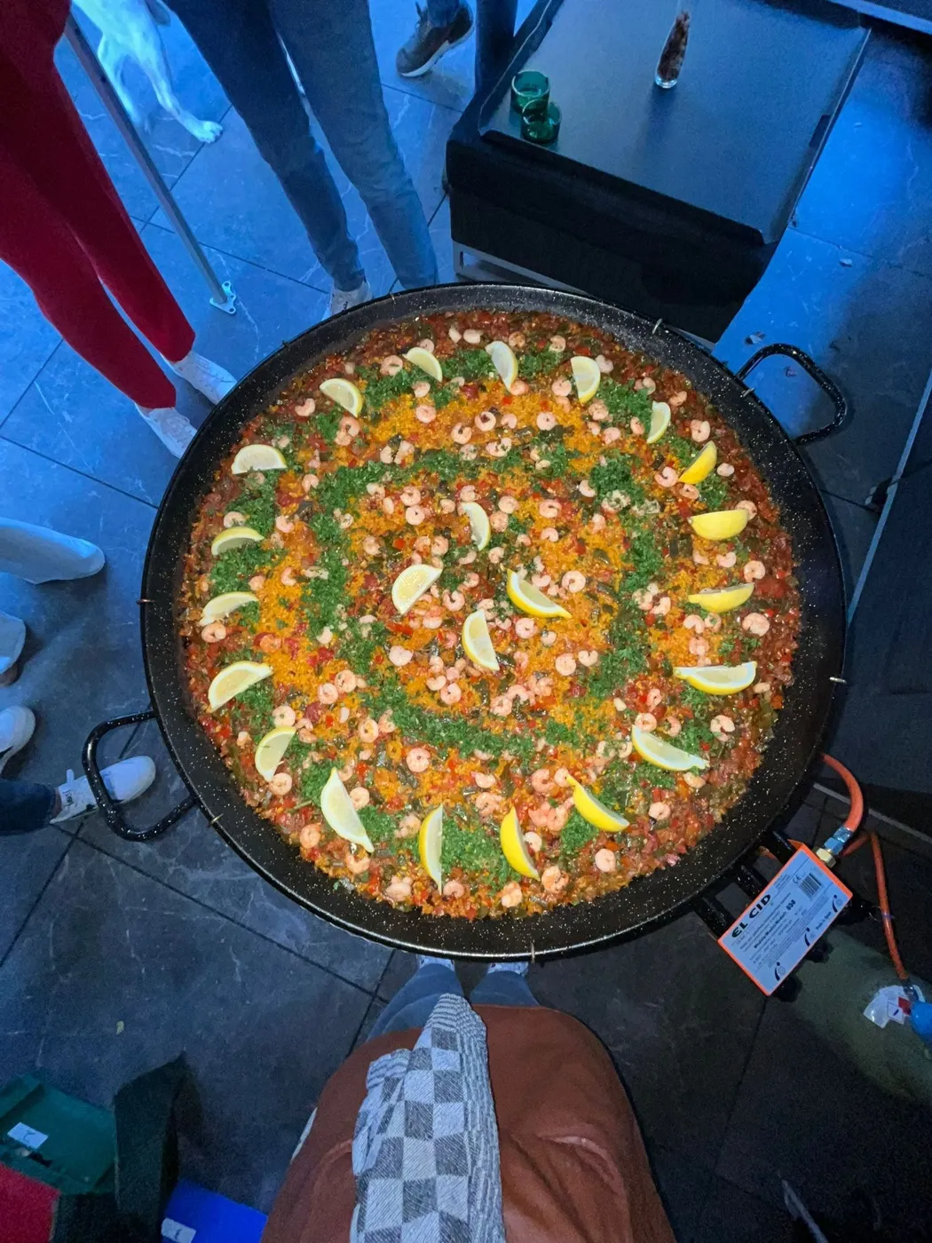 Paella met een ring van peterselie en garnalen, van bovenaf