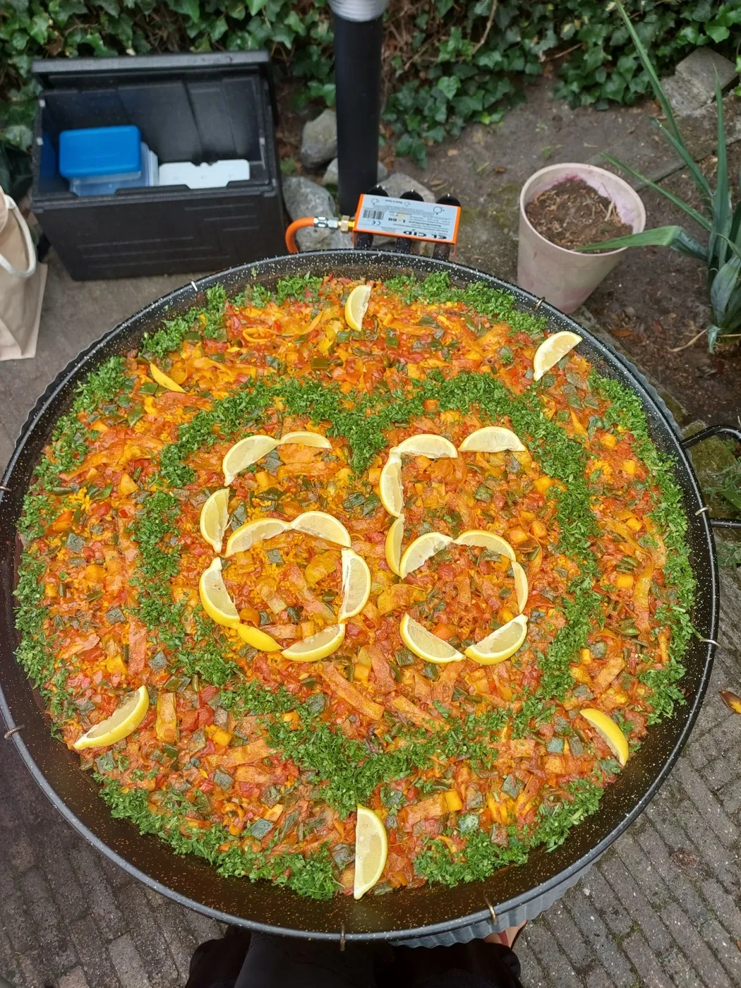 Paella met een getal van citroen en peterselie