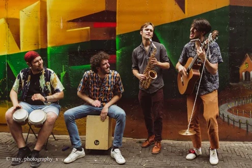 Band met cajon, saxofoon en gitaar speelt live