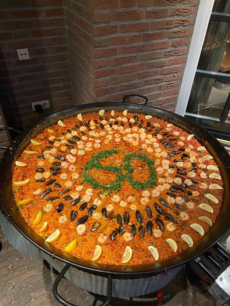 Paella de mariscos met garnalen en mosselen