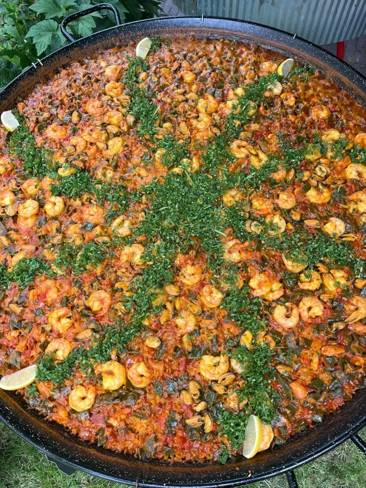 Paella mixta met kip, garnalen en mosselen