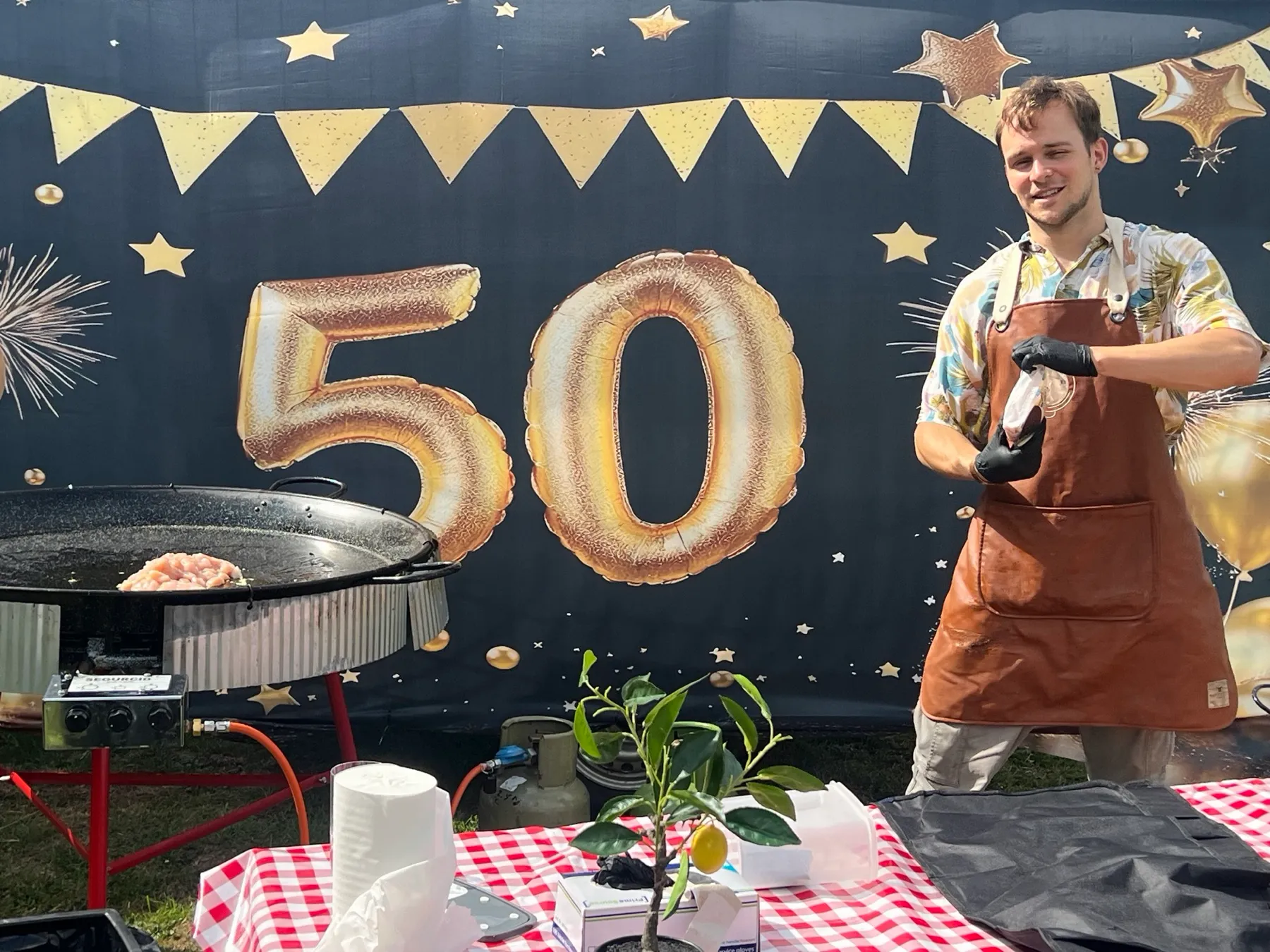 Chef van Pepaella bij een 50-jarig huwelijksfeest