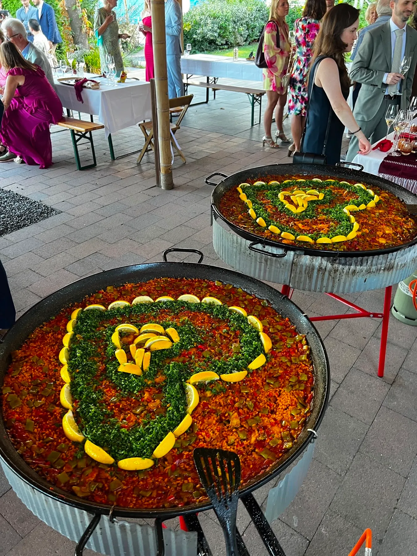 Paella met een hart van peterselie op een bruiloft
