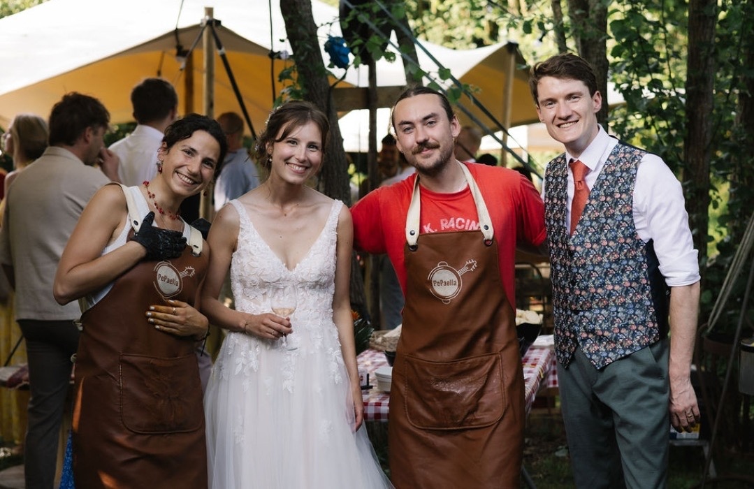 Bruidspaar samen met de chefs van Pepaella op een bruiloft in Schaijk
