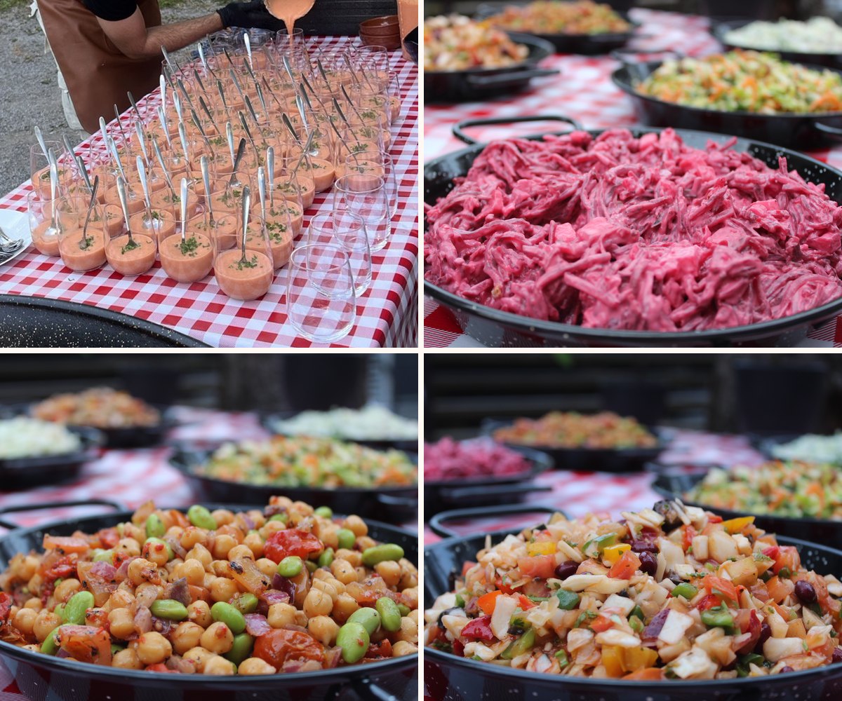 Gazpacho in glaasjes en drie verse salades in paellapannen, met bietensalade, kikkererwten-tomatensalade en Mexicaanse salade