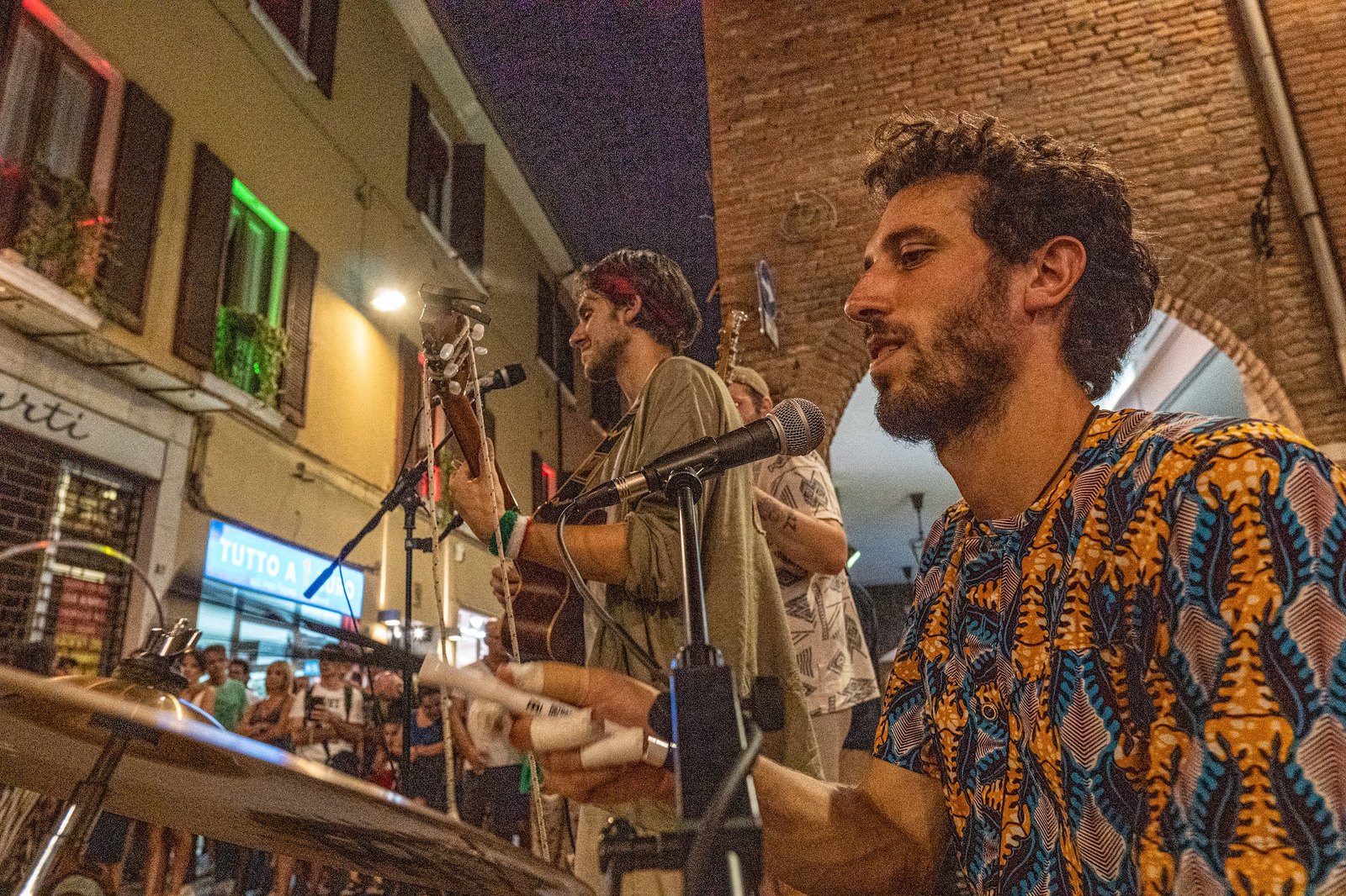 Muzikanten van De Heek spelen live op een zomeravond