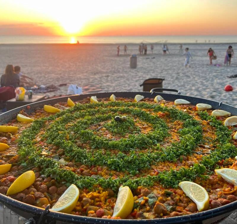 Paella vegana met een hart van peterselie