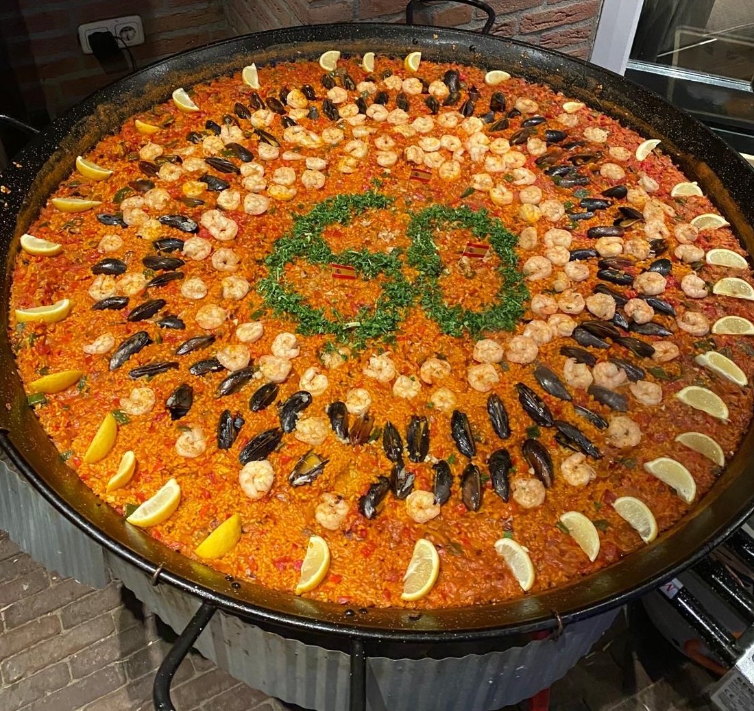 Paella de mariscos met garnalen en mosselen
