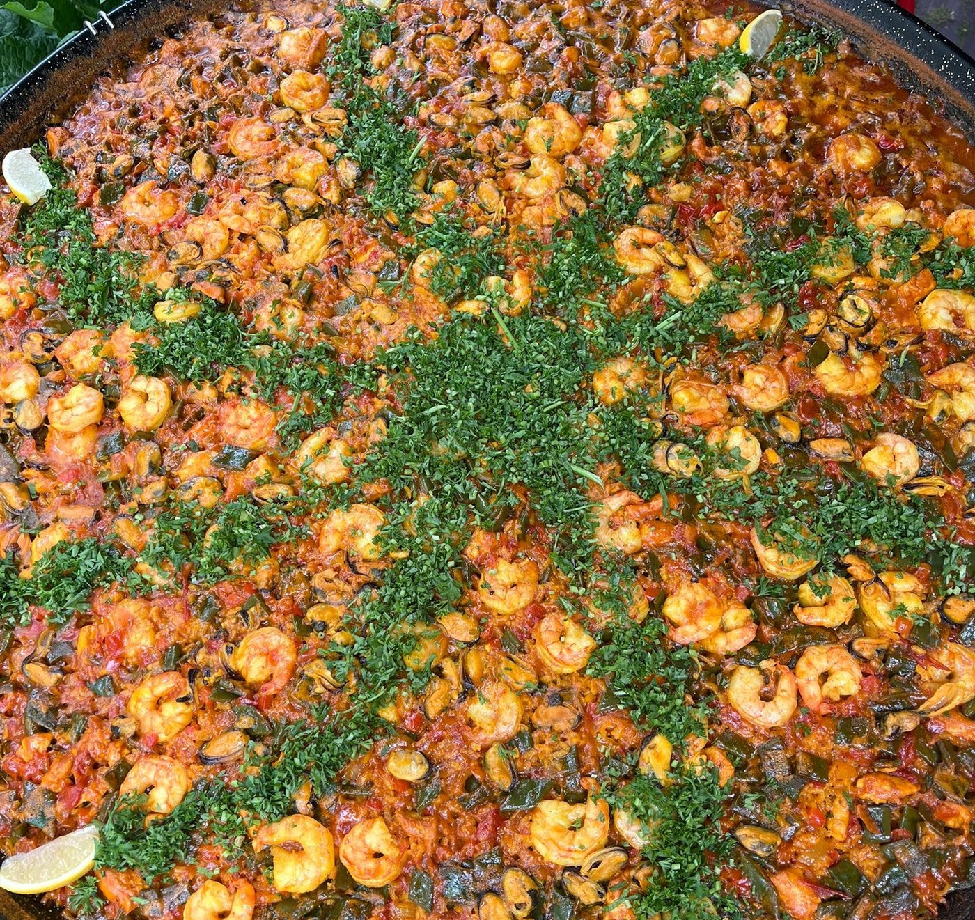 Paella mixta met kip, garnalen en mosselen