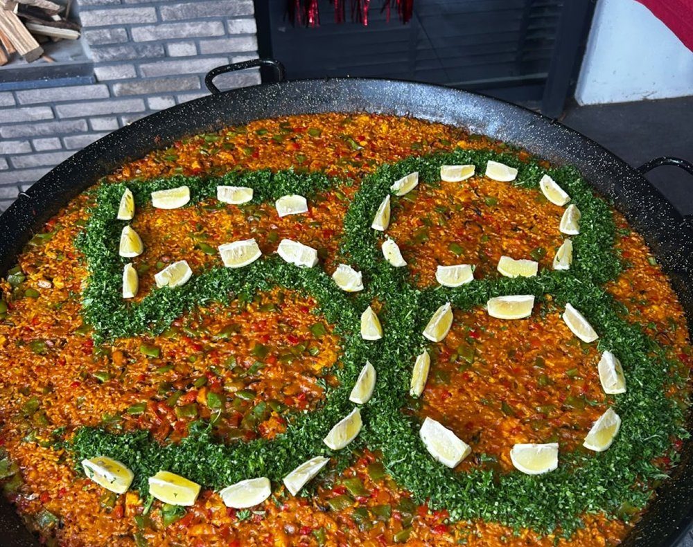 Paella met het getal 58 van peterselie en citroen voor een verjaardag