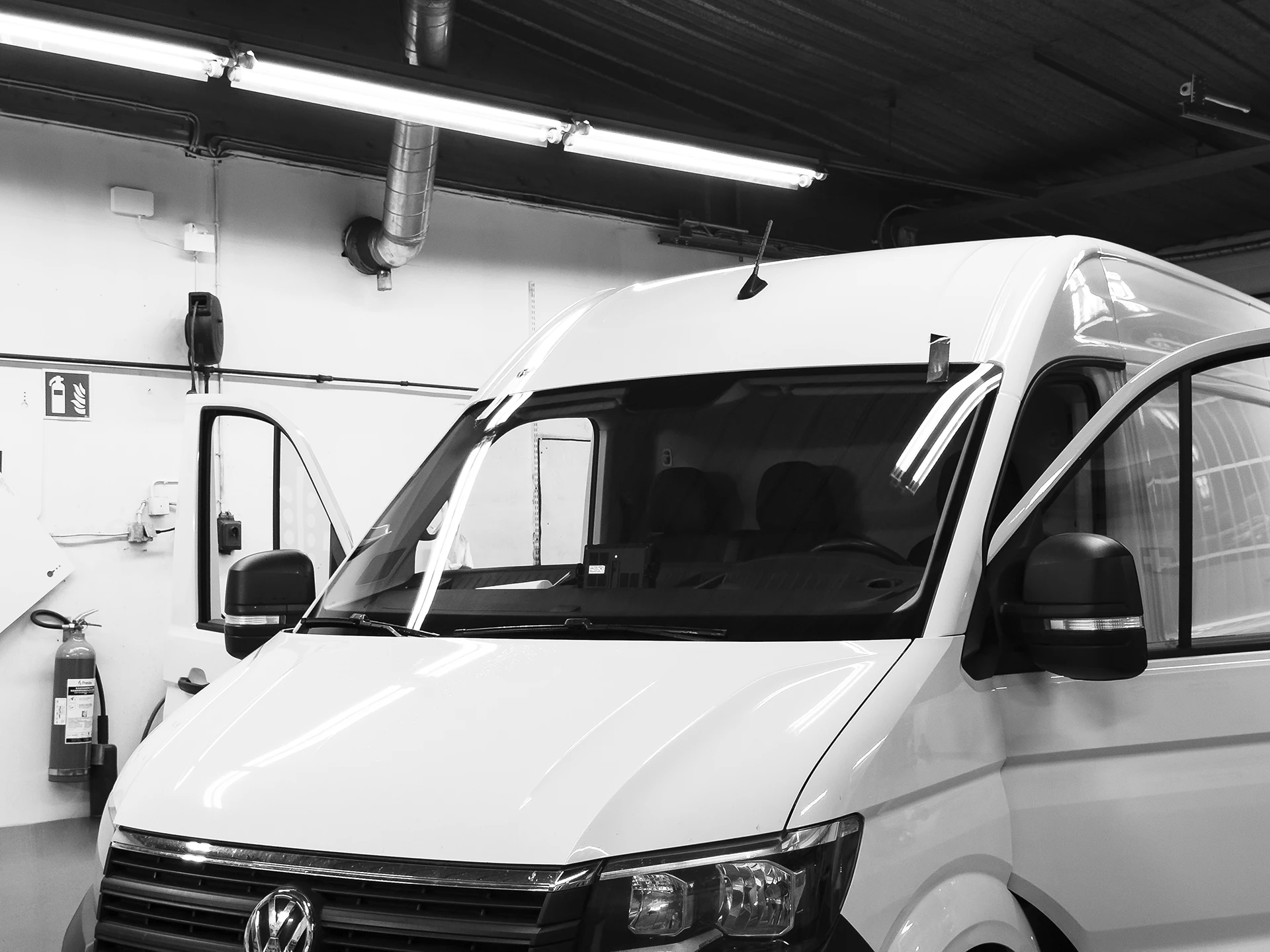 Tuuliasin vaihtotyö hallissa Volkswagen sprinter pakettiautoon
