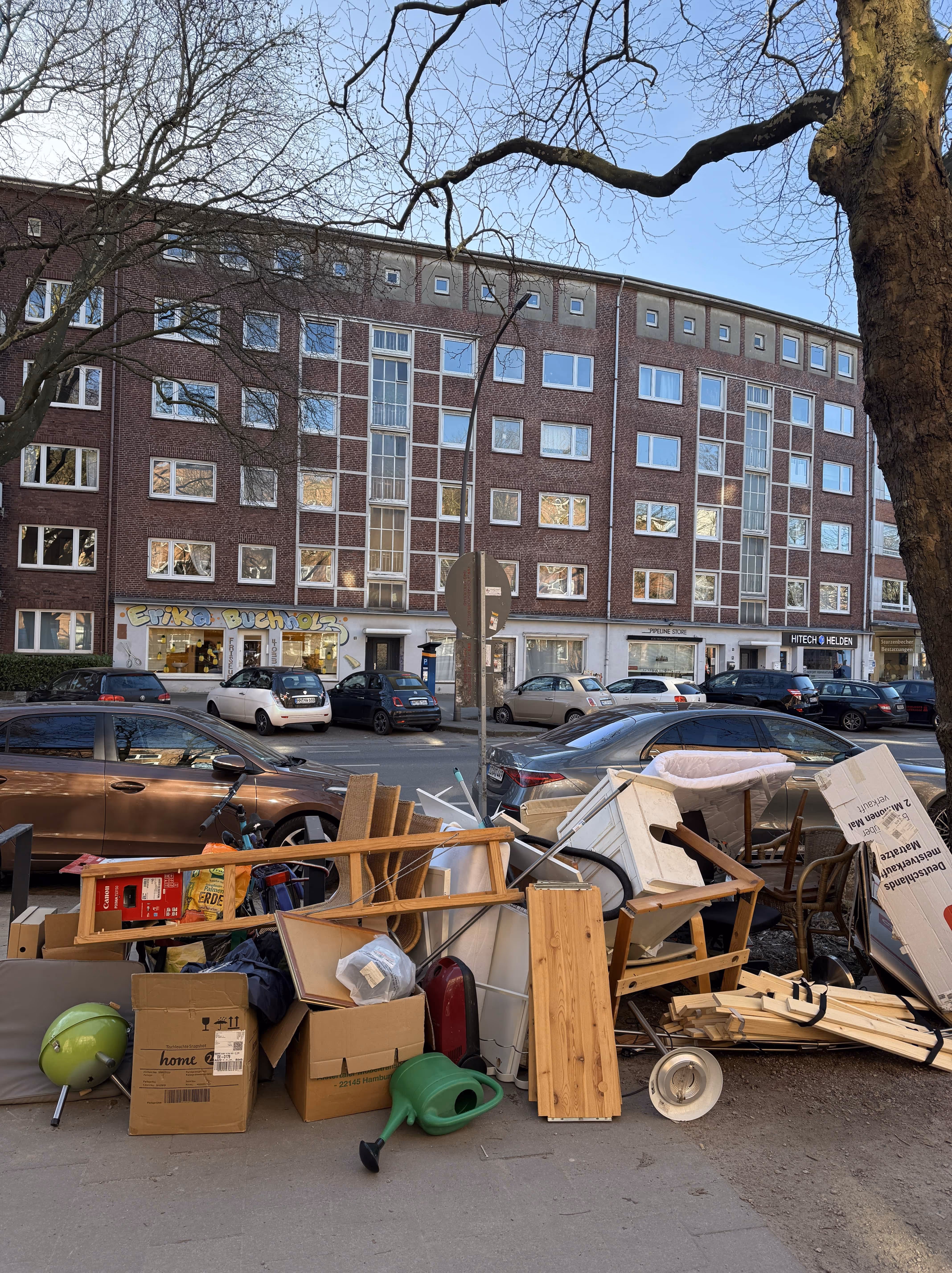 Sperrmüll auf einer Hamburger Strasse
