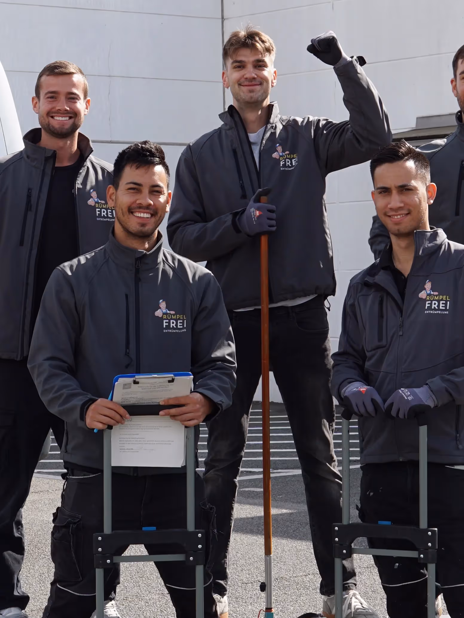 RümpelFrei Team nahaufnahme vor dem Transporter
