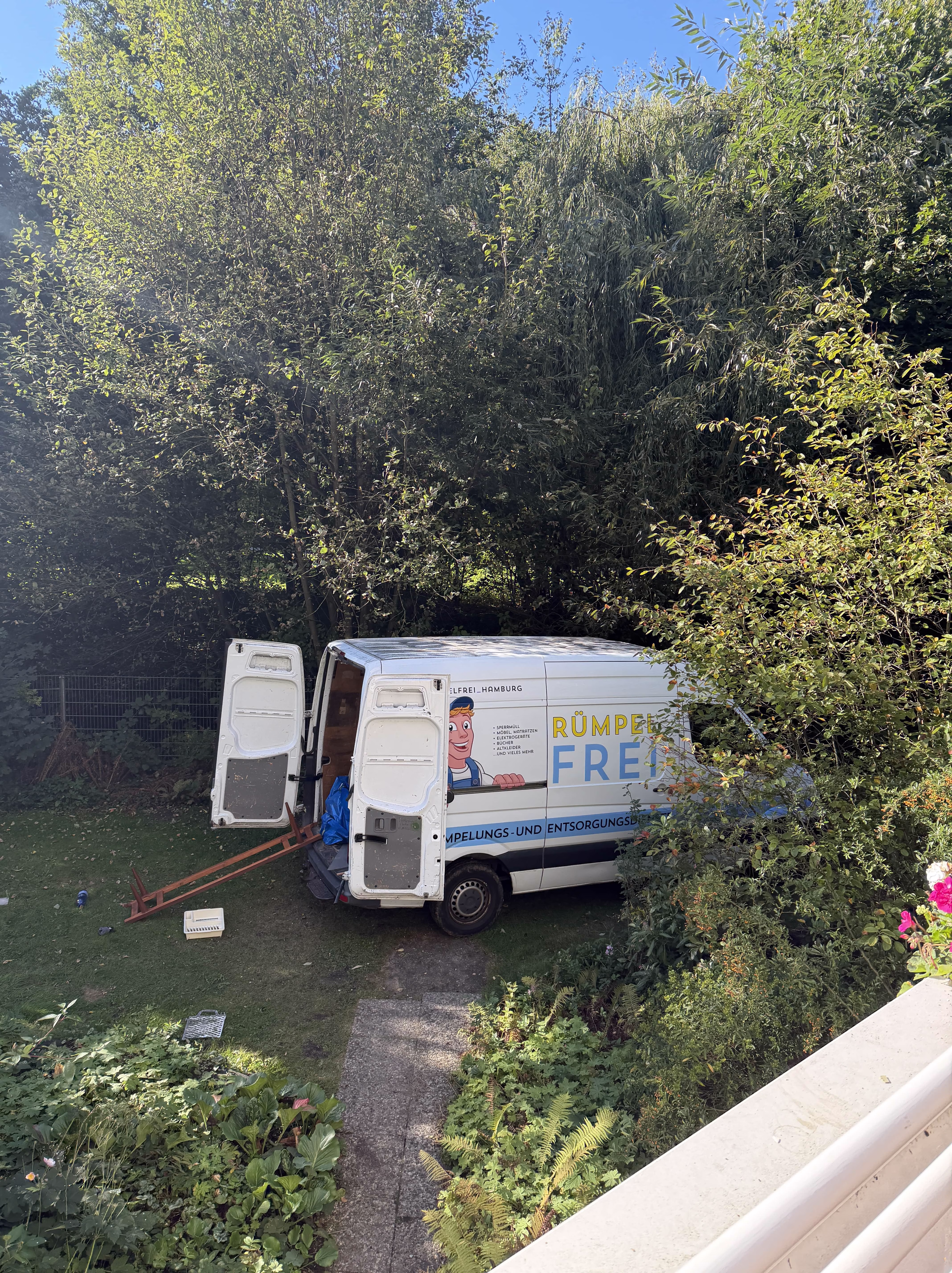 Entrümpelungsfahrzeug im Garten