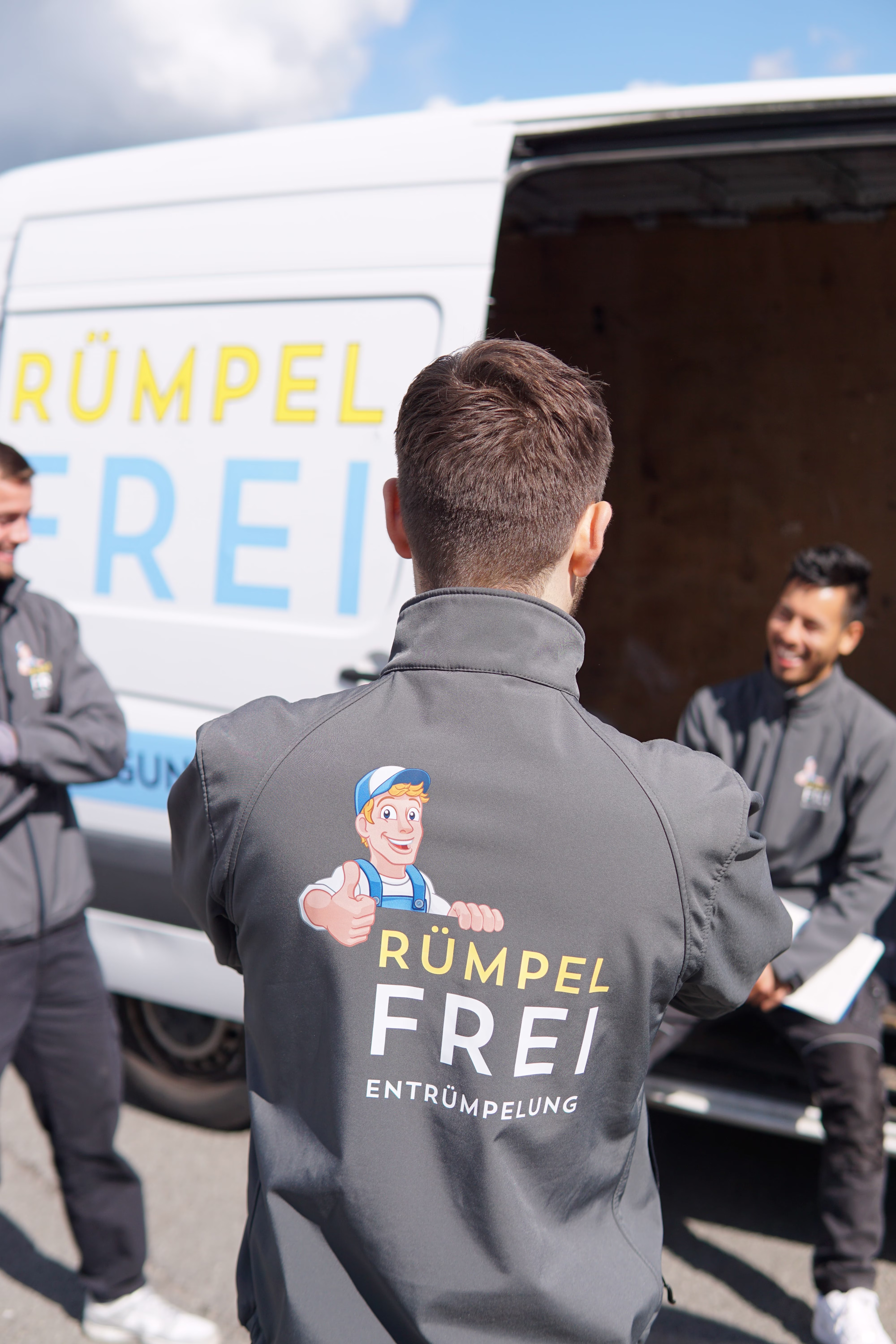 RümpelFrei Team vor dem Transporter