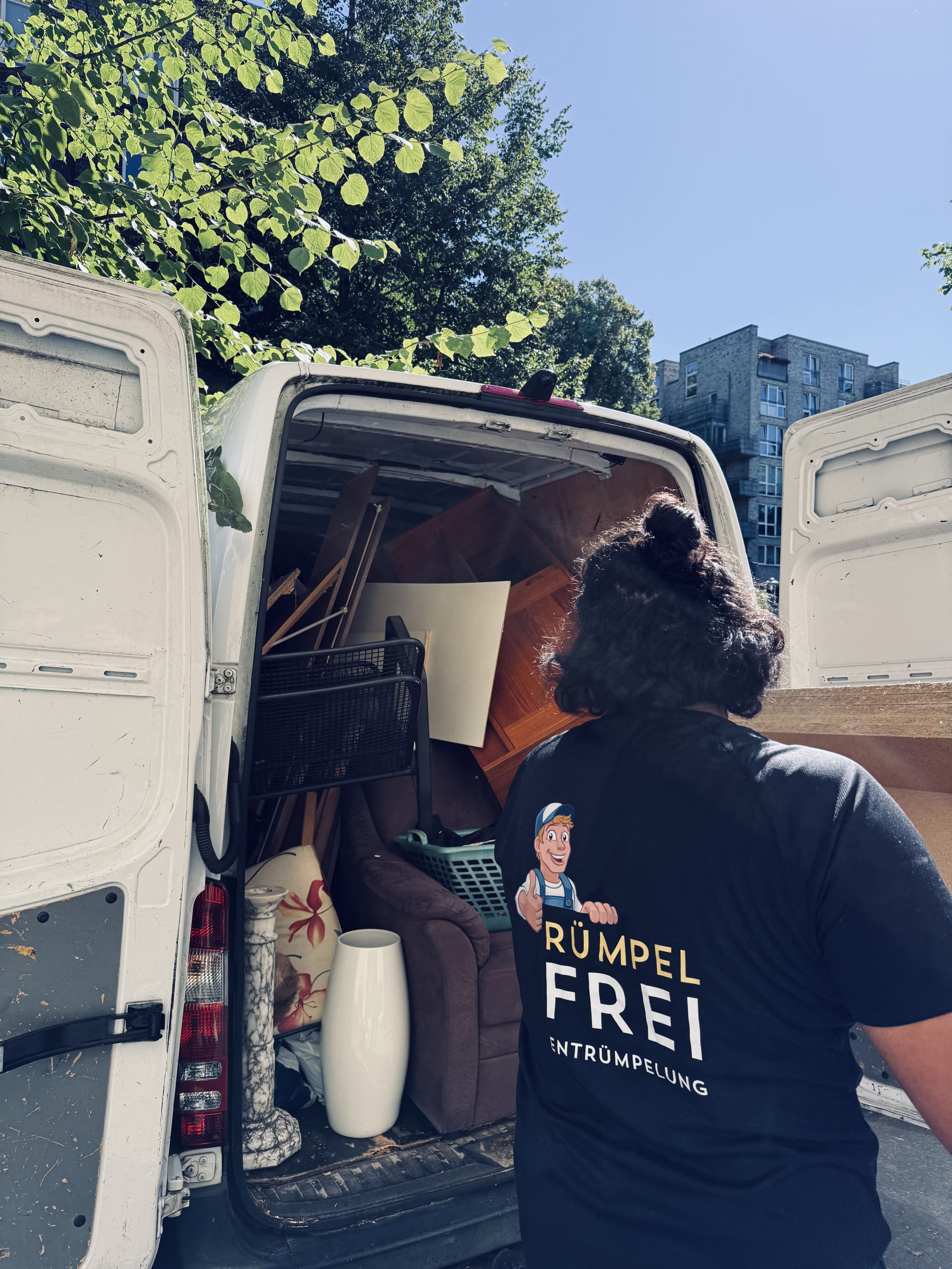 Transporter welcher gefüllt wird für Dinge für das Sozialkaufhaus