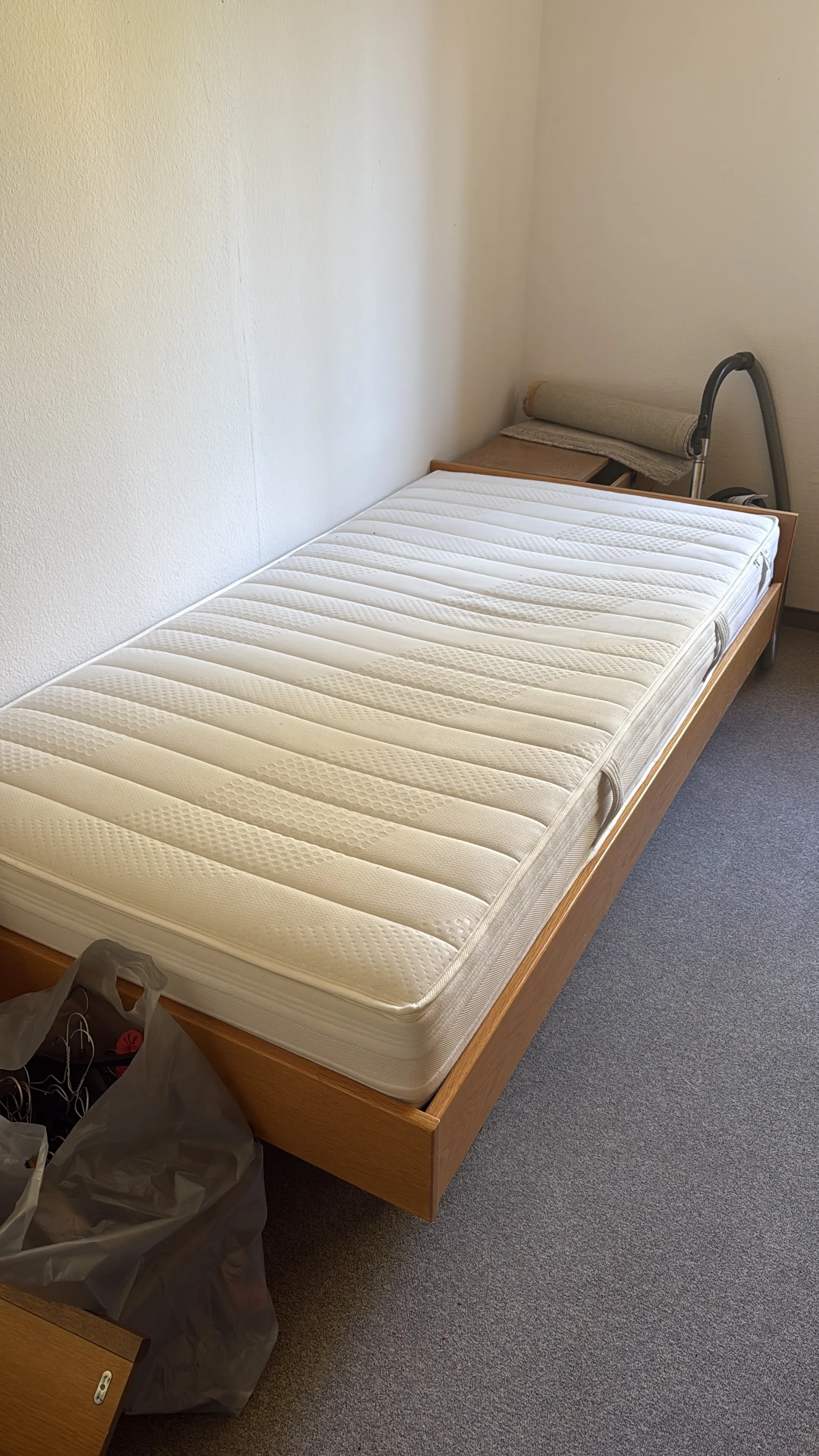 alte matratze auf einem Bett