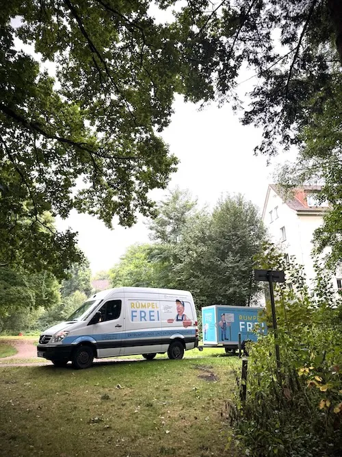 Haushaltsauflösungsfahrzeug von RümpelFrei im Garten