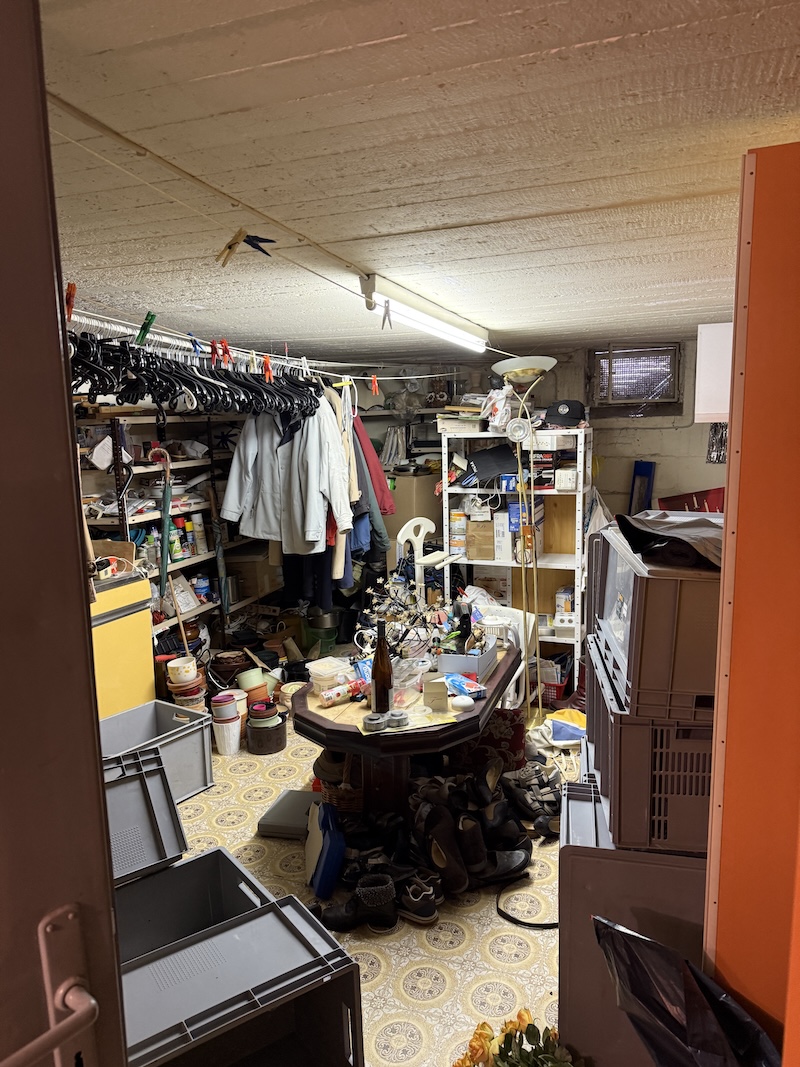 Vollgeräumter Keller mit diversem Sperrmüll und Hausmüll