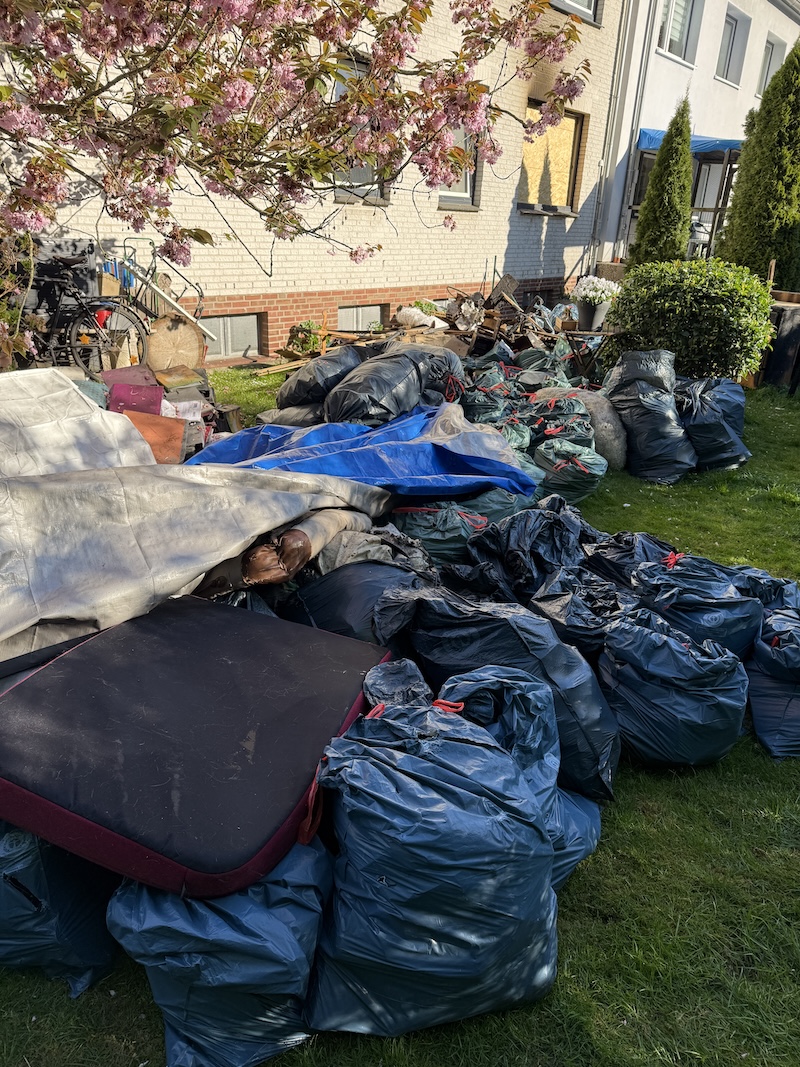 Bauschutt Entsorgung Säcke vor einer Wohnung