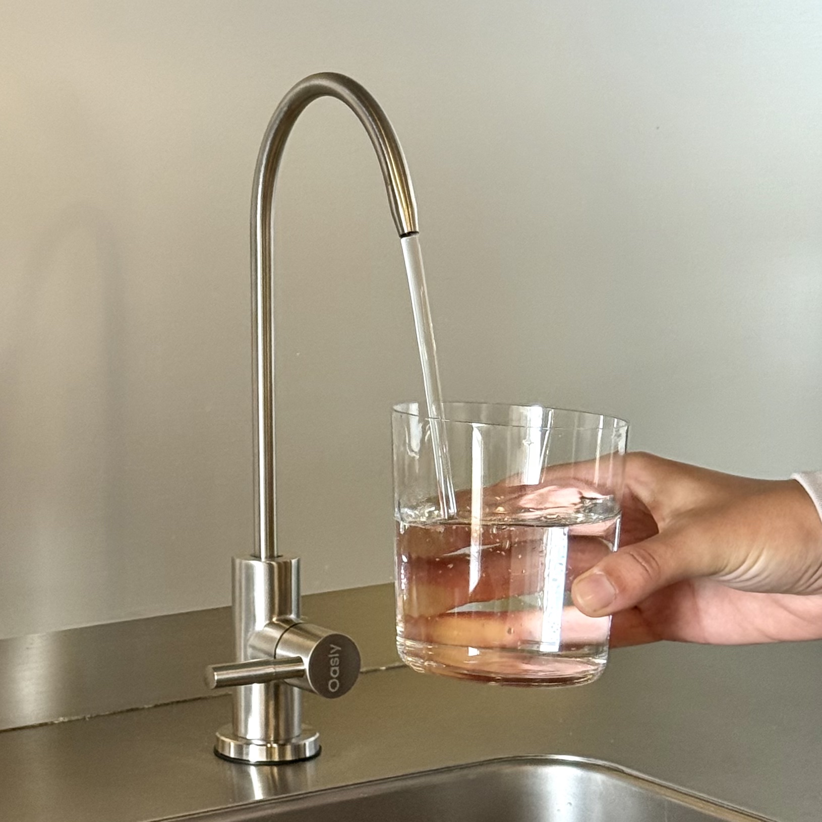 Standard Oasly faucet in brushed steel, dispensing filtered water
