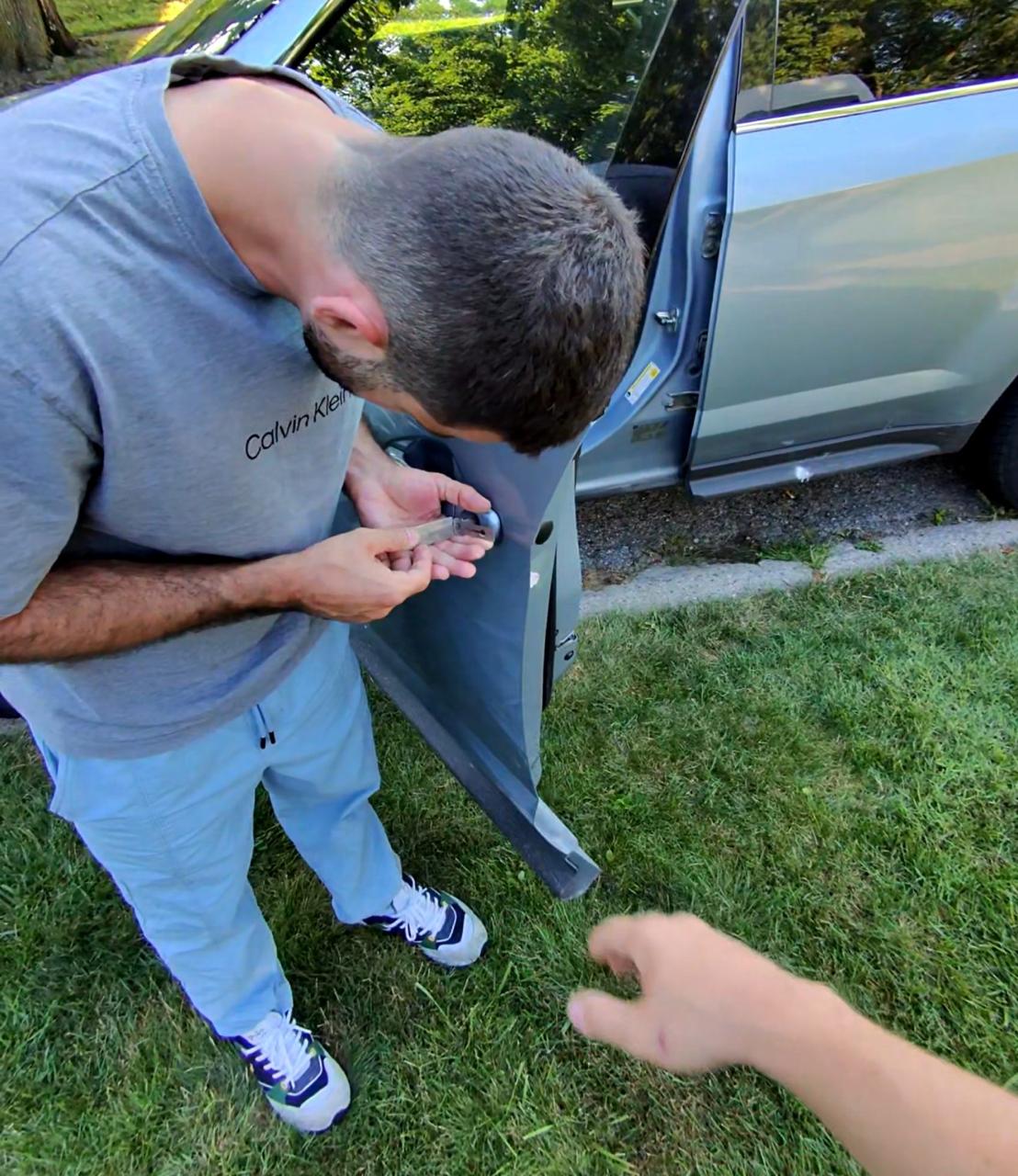 Locksmith specialist lock-out a car