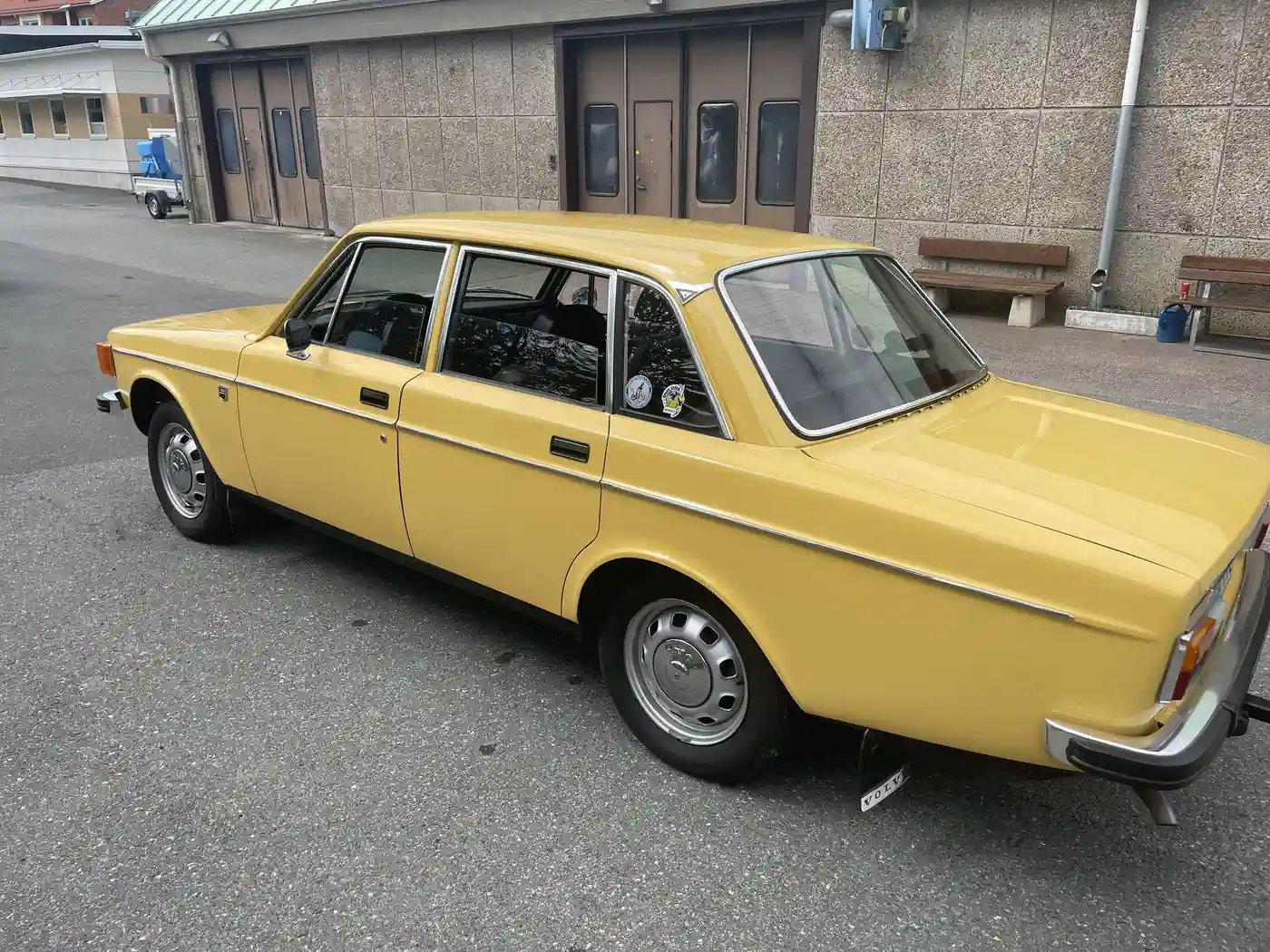 Klassisk gul Volvo som speglar familjens intresse för veteranfordon