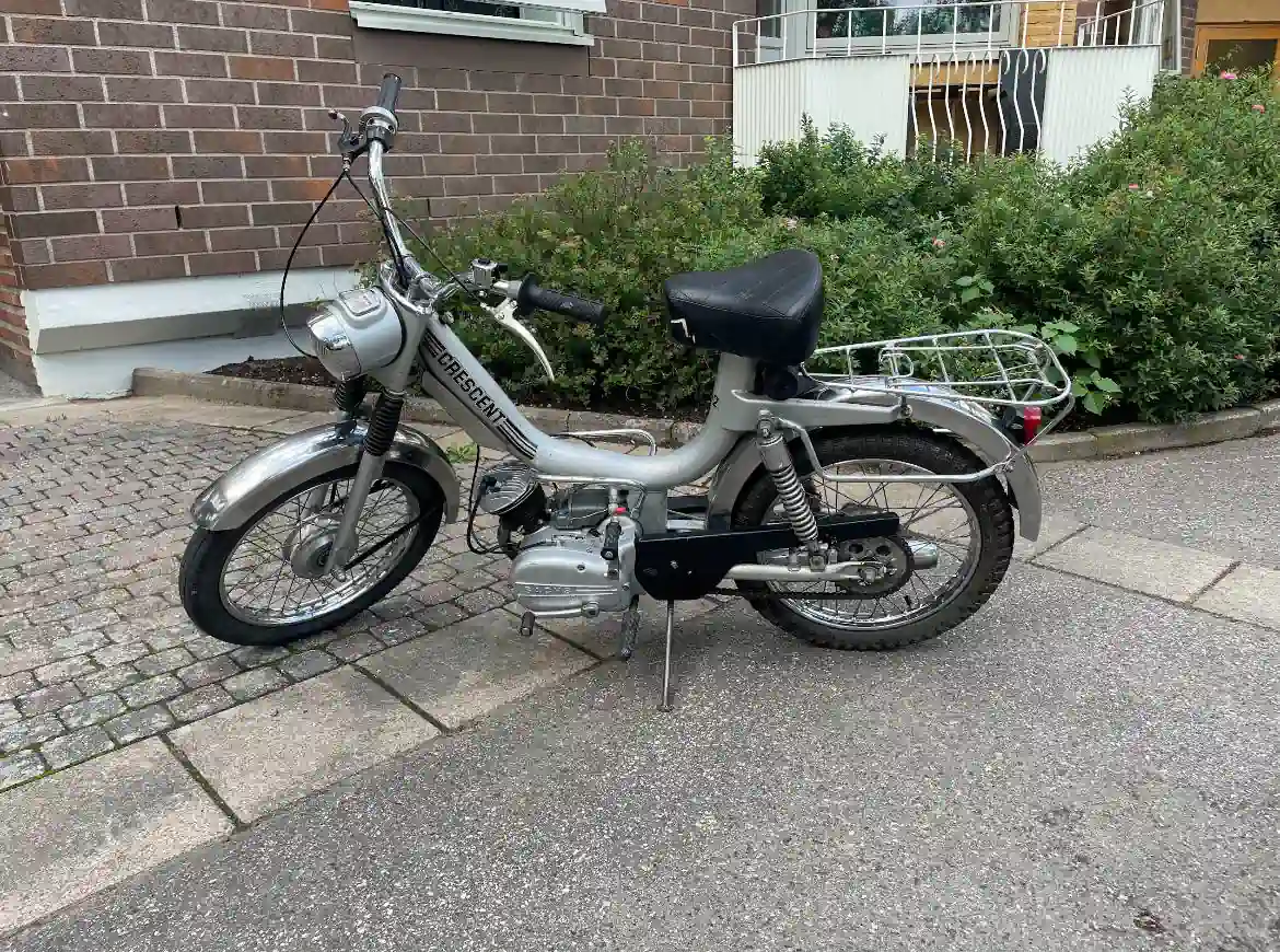 Crescent veteranmoped i silver hos Auktionsverk Småland
