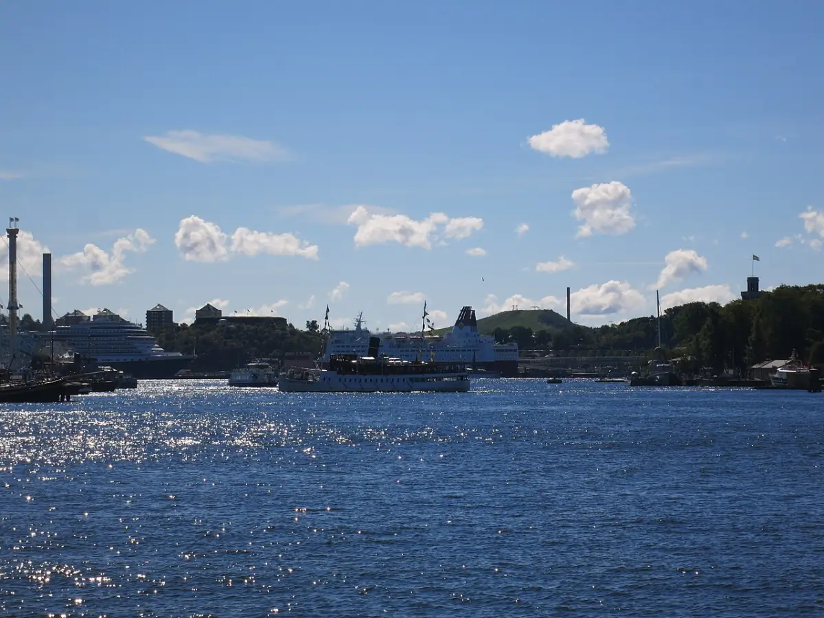 Hamnmiljö i Bohuslän med vatten fartyg och stadssiluett