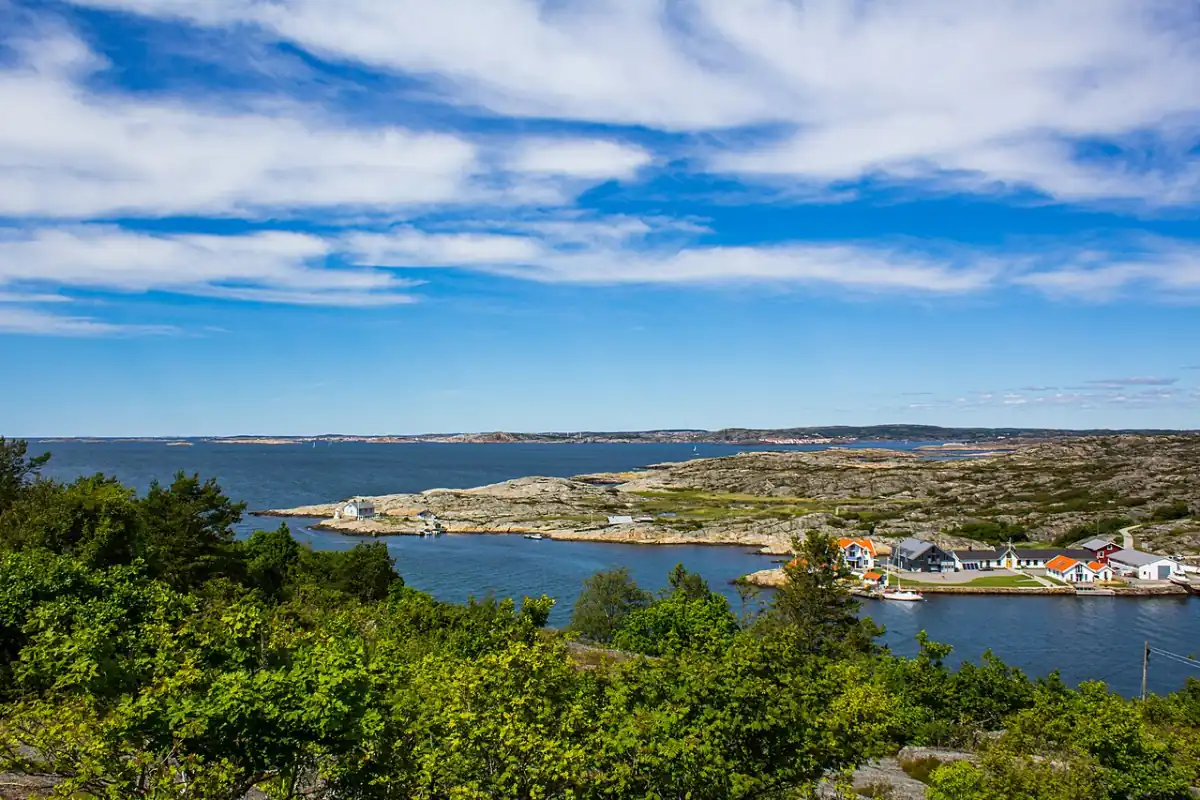 Kustutsikt i Bohuslän med öar hav och bebyggelse