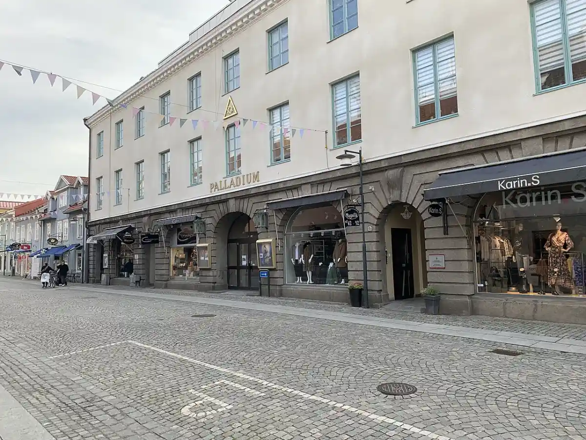 Butiksgata i Alingsås med stenlagd stadskärna