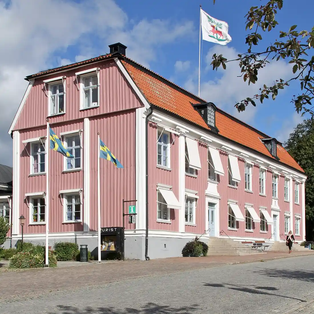 Rosa träbyggnad i centrala Alingsås längs gata