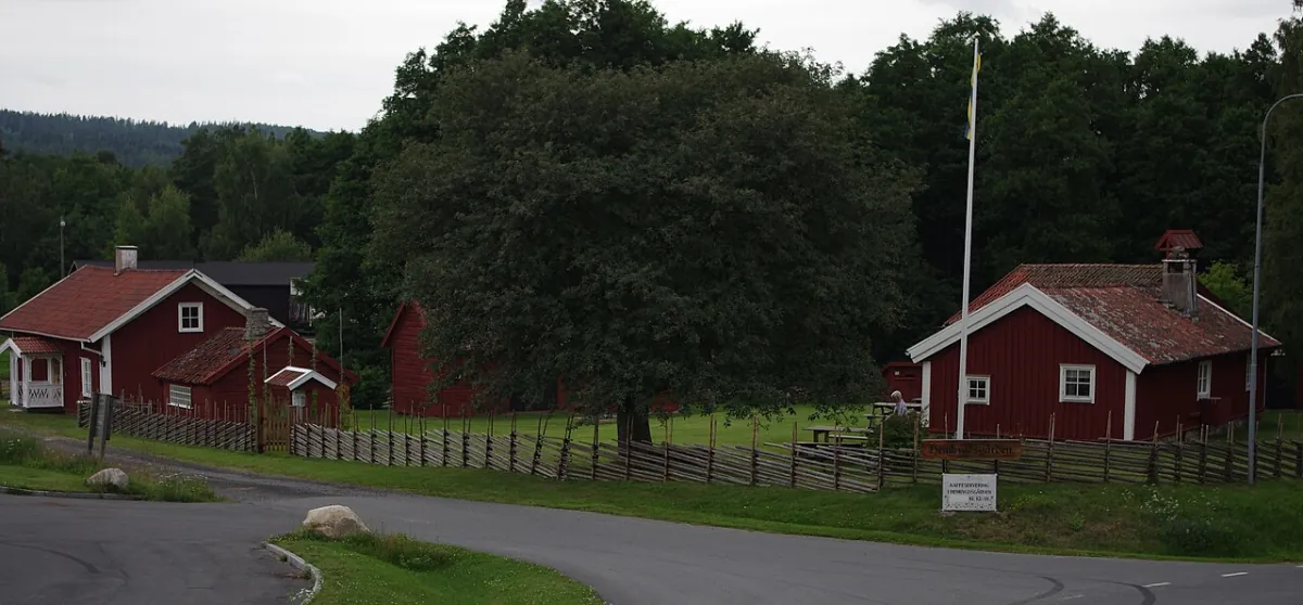 Landsväg i Bankeryd med röda hus och träd