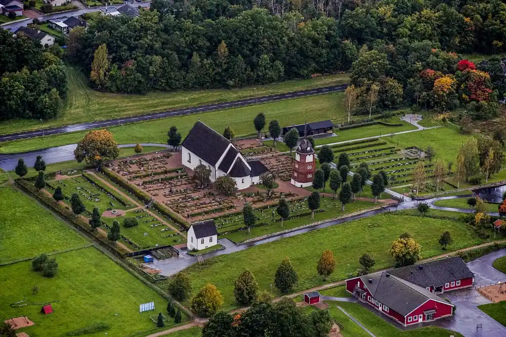 Flygvy över kyrka och landskap i Blekinge