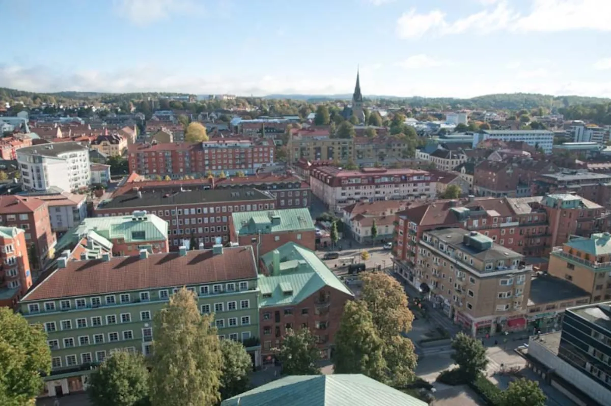Flygvy över Borås stadskärna med tät bebyggelse