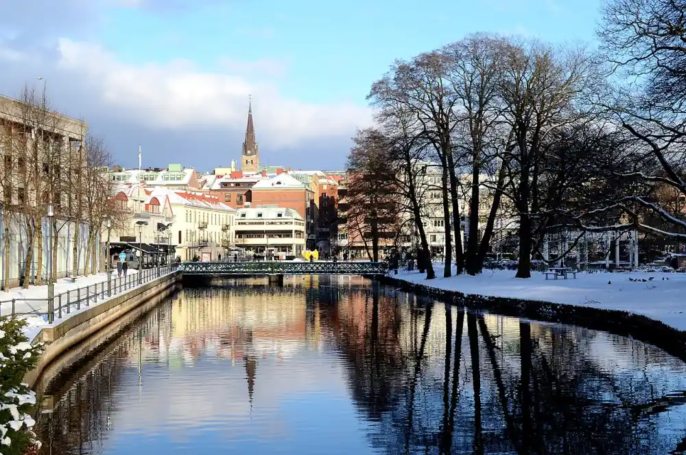 Kanal i Borås med vintermiljö och kyrktorn